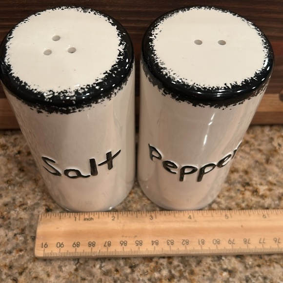 Vintage Black and White Ceramic Salt and Pepper Shakers - Picture 9 of 9